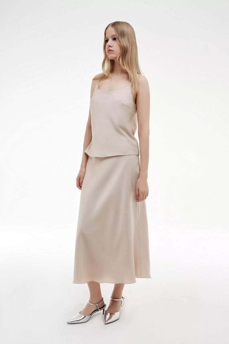 Ни миди, ни мини. А что, если мы скажем вам, что юбка на весну 2024 больше связана с материалом? Атласные модели – любимый выбор модных экспертов. Диксит уличного стиля.-8