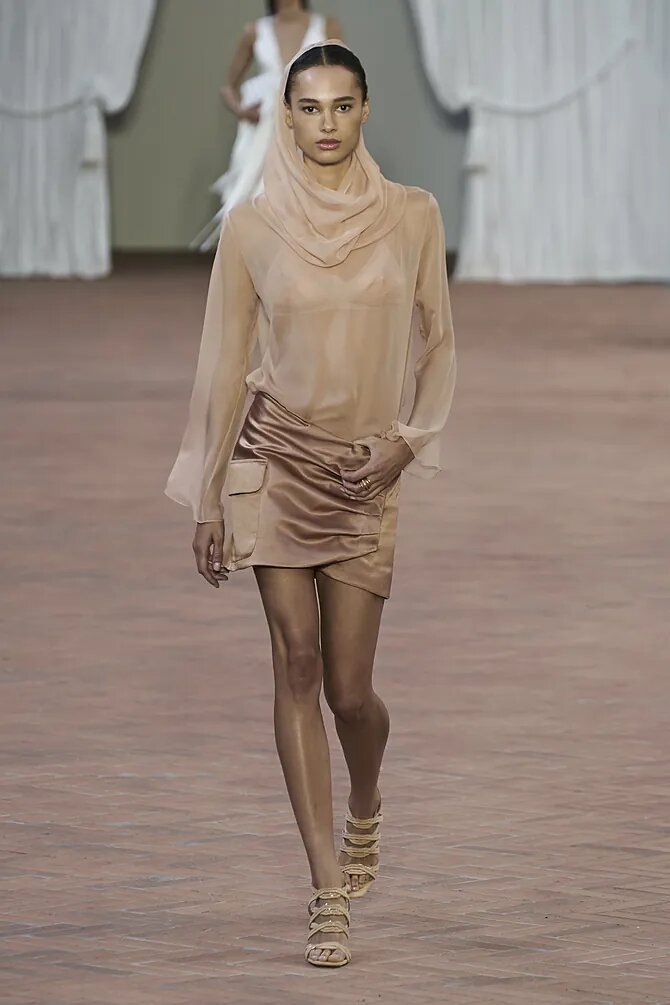 Ни миди, ни мини. А что, если мы скажем вам, что юбка на весну 2024 больше связана с материалом? Атласные модели – любимый выбор модных экспертов. Диксит уличного стиля.-4