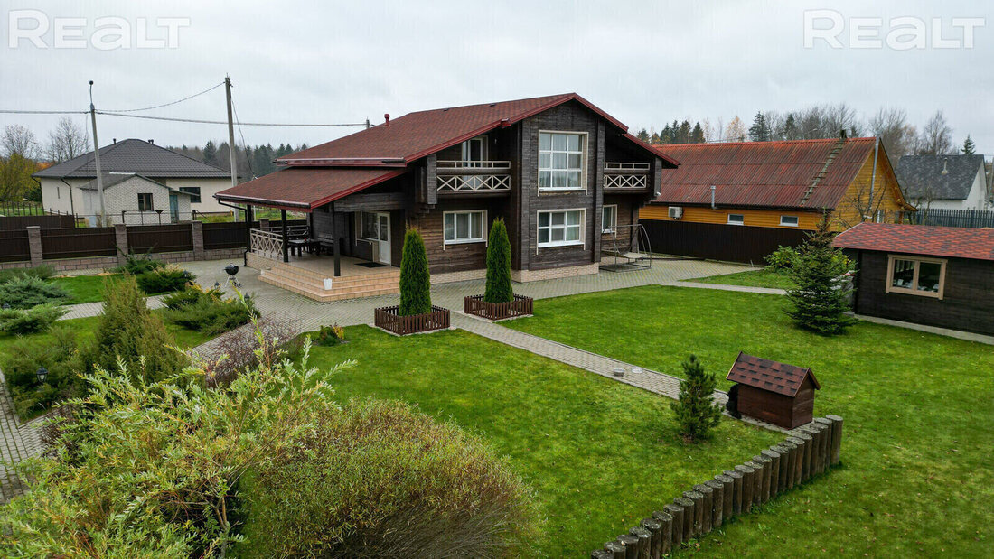В деревне рядом с самым популярным белорусским горнолыжным курортом продается большой деревянный дом. Он выглядит вполне современно, внутри спокойный интерьер в современном эко-стиле.