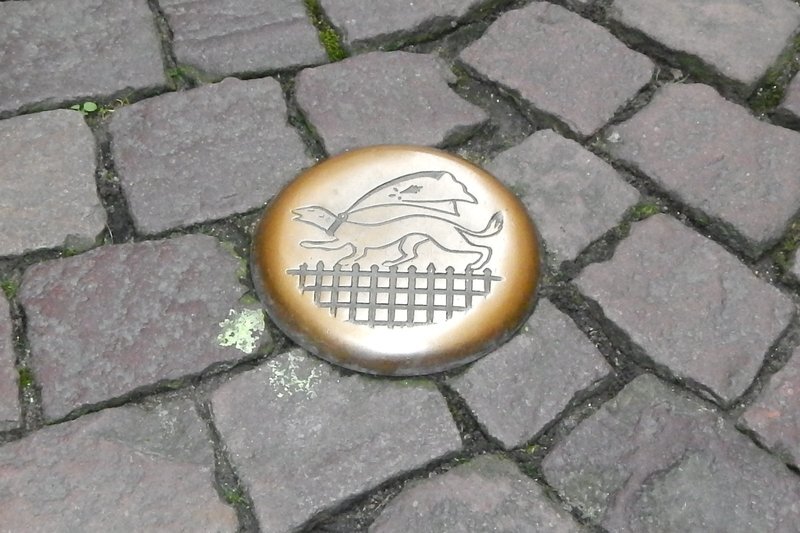 Символ города на брусчатке Сен-Мало