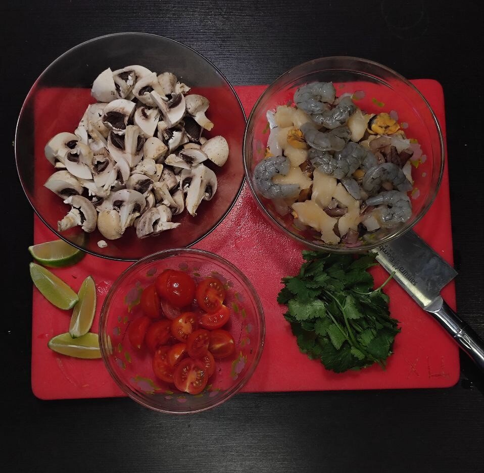 Панцири креветок и стебель кинзы не выкидываем. Это нам пригодиться для варки бульона.