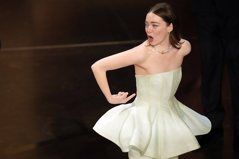    Получать свою статуэтку Стоун вышла с дырой на спине, о чем и сообщила со смехом EAST NEWS