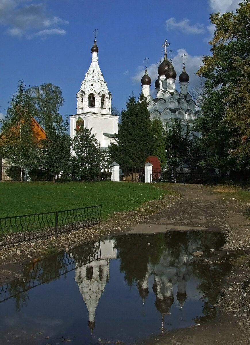 Буквально 5 километров разделяют село Комягино с его уникальным храмов во имя Сергия Радонежского и город Ивантеевку.