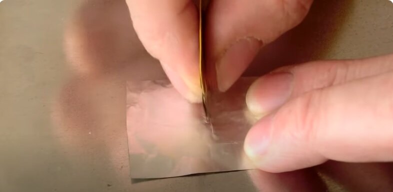 Рис.1 Двумя бритвами одновременно можно нарезать две щели в фольге очень близко друг к другу.