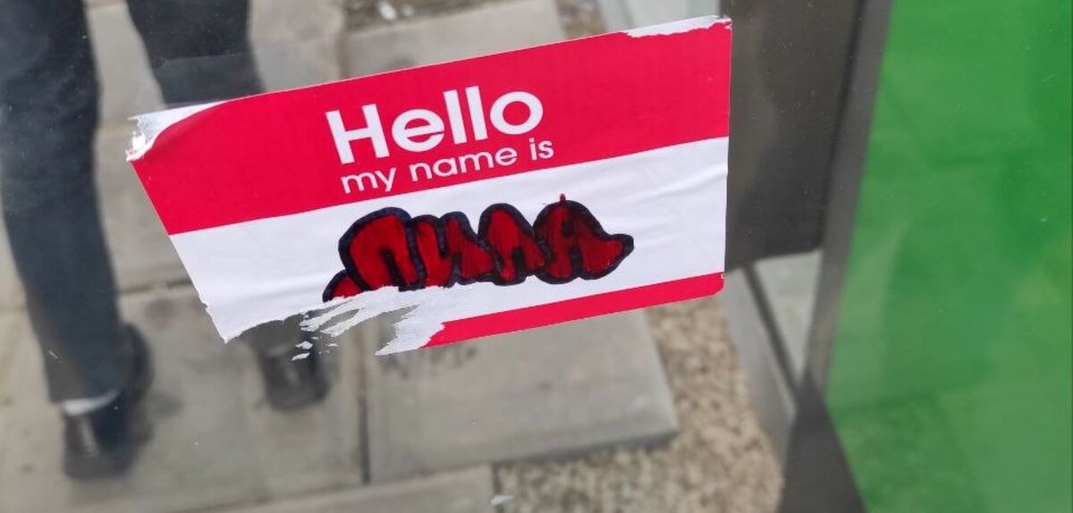    В Курске на остановке "Площадь Перекальского" вандалы оставили "наскальную живопись"