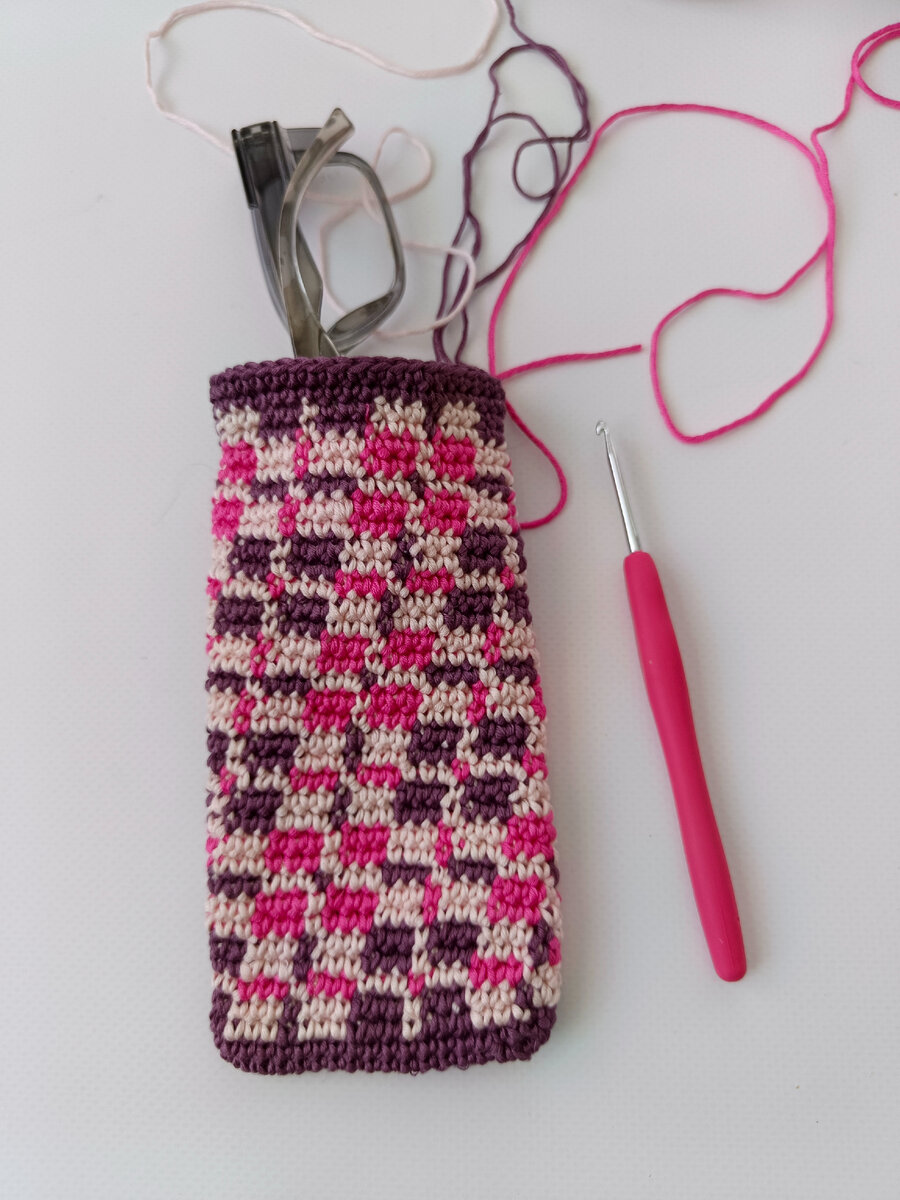 Заканчиваю вязать новый футляр для очков