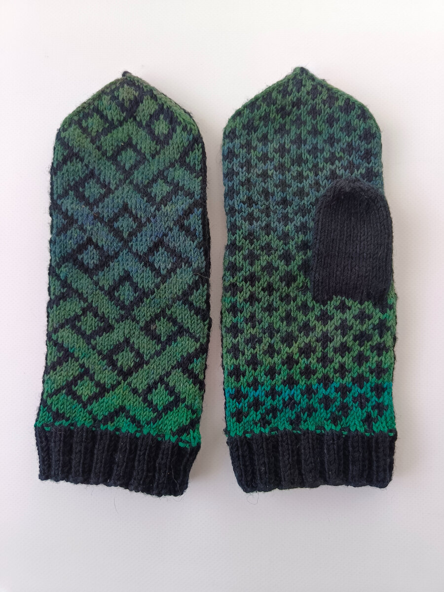 Варежки для мужа связанные в технике Жаккард