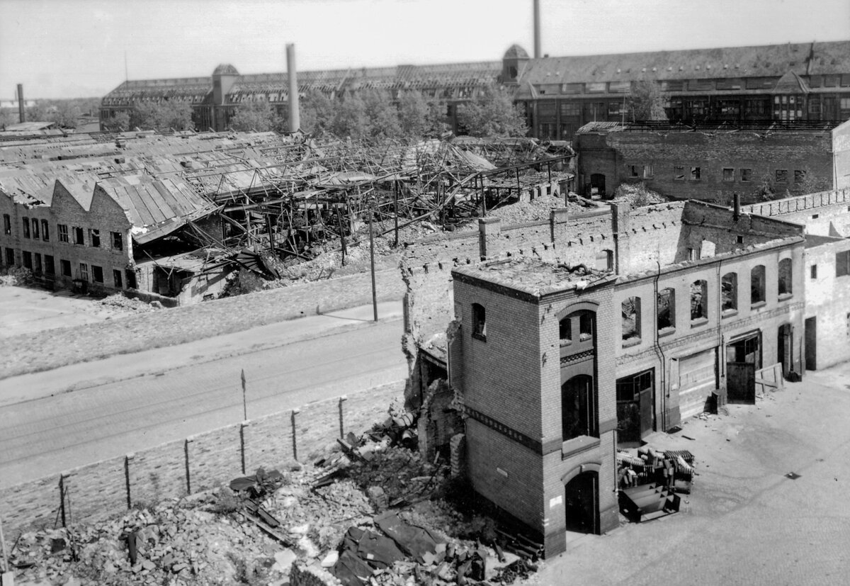 Завод в Мариенфельде. Ну да, пострадал. Но видели ли немцы, в каких условиях начинали работу наши заводы, эвакуированные на Урал и дальше?