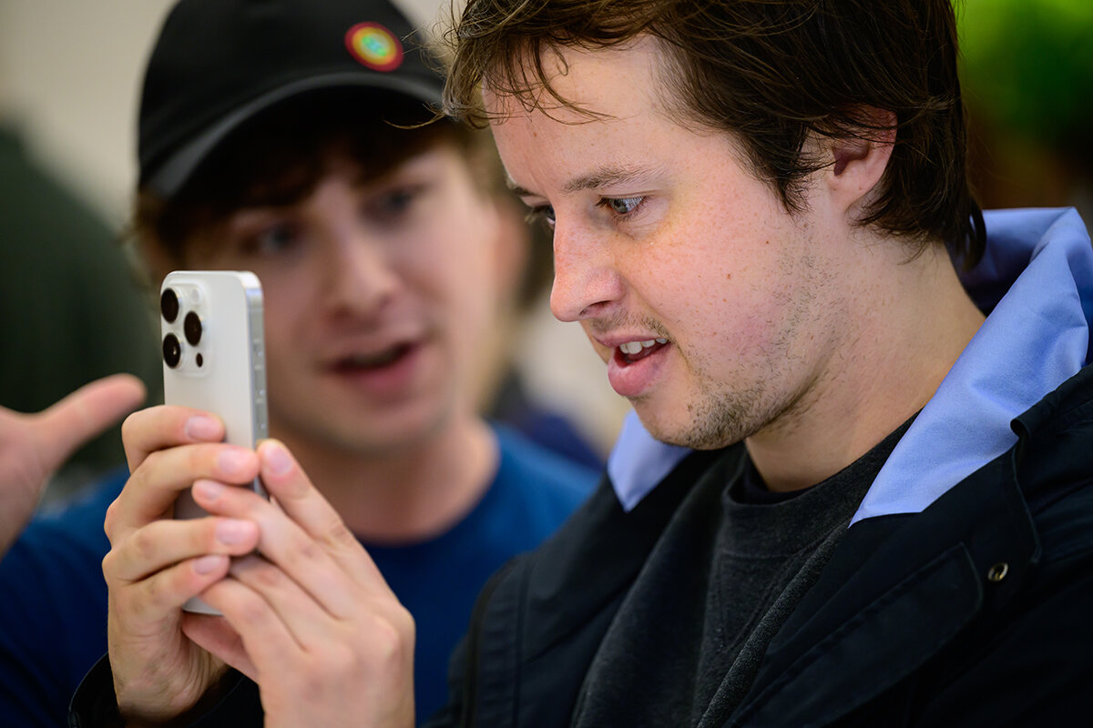 Leon Neal / Getty Images📷Как заявили пользователи, смартфоны начали быстро разряжаться, хуже и дольше заряжаться, а мобильная сеть практически перестала работать