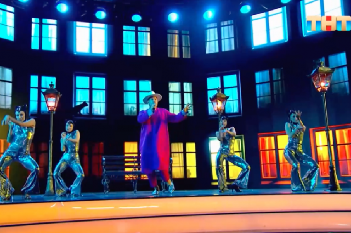    Певец из Новосибирска Митя Фомин промяукал песню в шоу на ТНТ