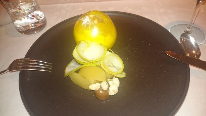 Десерт - груша в глазури