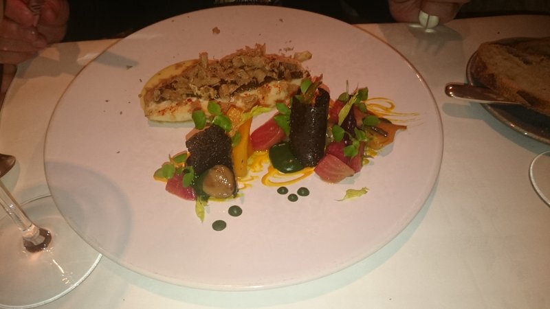 Рыба с овощами, сервированные трюфелями