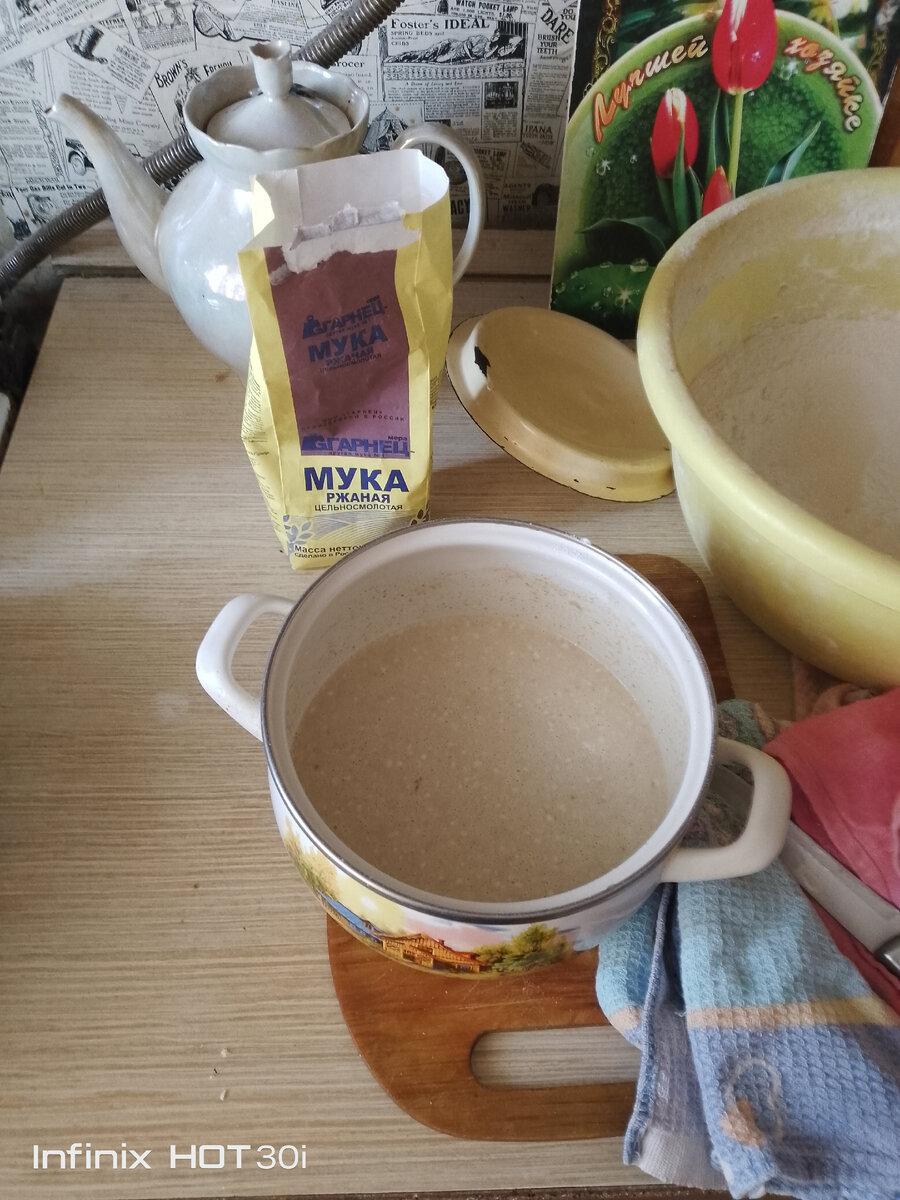 Мука ржаная и пшеничная, 2 яйца, сыворотка, соль, сода, сахарозаменитель, ст. ложку подсолнечного масла. 