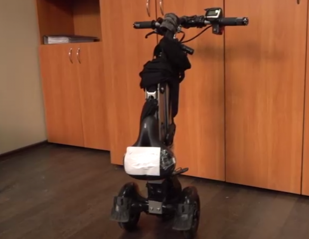    Видеорегистратор спрятан в седле, прикрытом сейчас листом бумаги. Фото: пресс-служба ГУ МВД по Петербургу и Ленинградской области