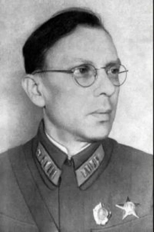 Пётр Андреевич Павленко, специальный корреспондент. бригадный комиссар (1941) Лауреат четырёх Сталинских премий первой степени (1941, 1947, 1948, 1950). Как военный корреспондент участвовал в советско-финляндской войне 1939—40 и Великой Отечественной войне 1941—45гг.