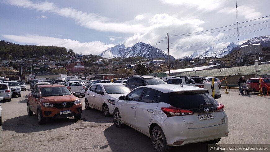 Парковка возле супермаркета © Татьяна Заварова