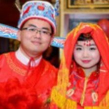 Люблю смотреть китайское аниме.Чем больше смотрю,тем больше понимаю,что в них заложен глубокий смысл.Через фильмы и анимацию показаны многовековые традиции ,чайные церемонии, взаимоотношения между мужчинами и женщинами.Решила поискать информацию и узнать подробнее. Как оказалось,что о Китае и китайцах существует немало книг,роликов и статей. Попробую  вкратце  рассказать  вам ,о том ,что я узнала о взаимоотношениях  и традициях этой страны.  В книге  В. Овчинникова ,,Дальневосточные соседи", нахожу описание свадебного ритуала. Свадьба в жизни  китайца не менее  важное событие,чем сделать карьеру.Это один из самых древних ритуалов,которые сохранились неизменными до наших дней, хотя и подкорректирован  под современную жизнь.Невеста традиционно в красном.Красный цвет у китайцев -цвет радости и торжества О самом ритуале поговорим позже. А сейчас вернёмся к многовековым традициям взаимоотношений в семье .                                                                               В книге  В.Н.Усова ,, Жёны  и наложницы" упоминается книга Ицзин (Книга перемен) древнего Китая 8-7 веков до нашей эры,где Инь и Ян описываются как две космические силы.  Инь(олицетворяет земную энергию),Ян(энергия неба),или ещё энергия Ян(огонь),а энергия Инь(вода).Взаимодействие одного ,, Инь" и одного ,,Ян"называется,,Дао"(Великий путь,или Порядок).,,Ян"-мужское,,,Инь"-женское.Взаимодействие ,,Инь" и ,,Ян" порождает и доброе, и злое в природе, и в жизни.,, Женщина для мужчины то же,что вода для огня".В книге Бан Чжао пишет,что, ,,Мужчину почитают за его силу, а женщину ценят за слабость".                                                     Существует предположение,что когда -то в Китае существовал матриархат.Женщин ценили и уважали.Когда то ,,Инь "и ,,Ян" были в гармонии.Но со временем всё изменилось.Родителями невесты нанимались ,,свахи",которые искали подходящего жениха.Они же решали за кого отдать свою дочь в жёны.Имело значение и то ,на какой ступени достатка находится жених.Говорят,что до сих пор в Китае придерживаются этой традиции.Женщина по статусу должна быть ниже на ступень от статуса жениха.А как же любовь? В трактате ,,Наставление Чистой Деве" ,написанном ещё до нашей эры, автор обращает внимание на тот факт,что ,,все люди впадают в слабость и дряхлость от того, что нарушают законы соединения ,,Инь" и ,,Ян".То есть,когда наступает дисбаланс.Чтоб всё было хорошо,необходима гармония.Но именно в этом трактате наблюдается несоответствие норме, ,, Женщина -говорилось в древнем наставлении,-должна быть в доме тенью, эхом.Тень заимствует форму тела,а эхо только повторяет звук". ,,Девочка не могла продолжить род, её предстояло выдать замуж-для родных дома она была ,,отрезанный ломоть"Ещё ,в том же ,,Наставлении для женщин" сказано,что ,,в соответствии с ритуалами мужчина имеет право взять себе  нескольких жён,но для женщины недопустимо иметь двух хозяев.Ибо говорится:,,Муж подобен Небу,а игнорировать небо нельзя".Поэтому жена не может бросить своего мужа.Тот,кто оскорбляет высших духов,понесет небесное наказание"Ну и как вам такое?Вот вам и гармония.Продолжение следует...