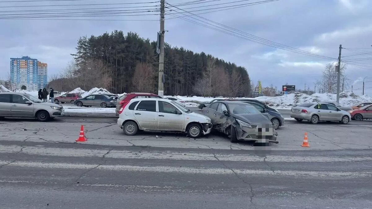     Авария с участием четырех авто произошла на улице 10 лет Октября в Ижевске.
