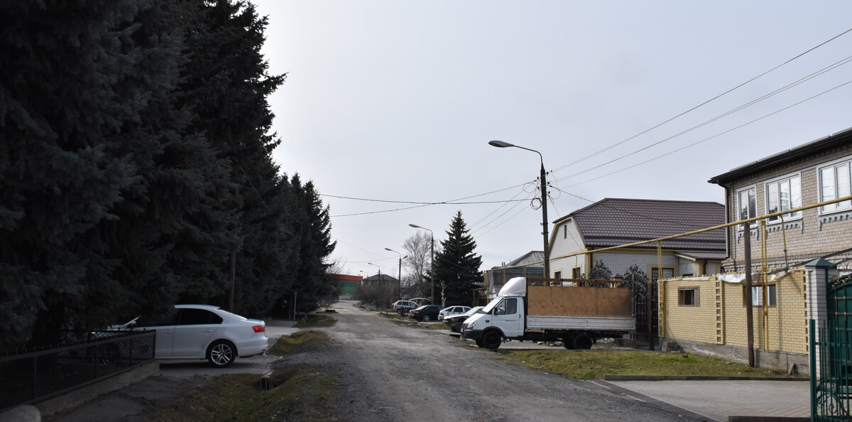 Эта небольшая и тихая улица живет своей неспешной жизнью. Фото Светланы ОСЕЦКОЙ.