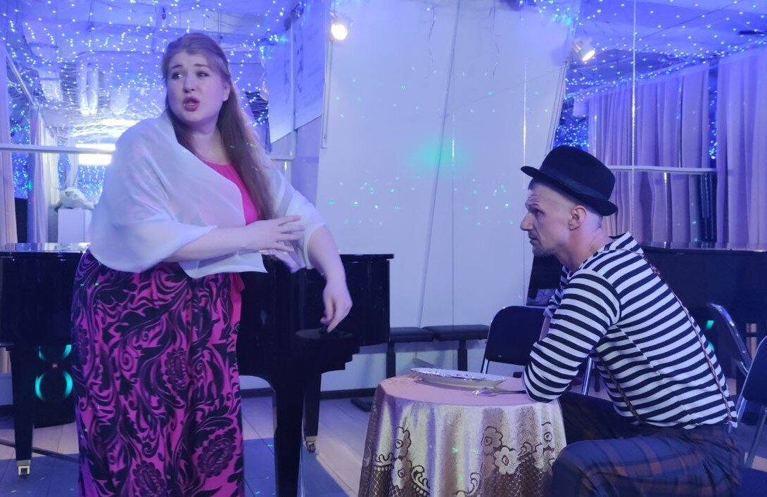 Обновленная Коломба - Марина Антонова, ее муж Бэпи - Александр Вериго.