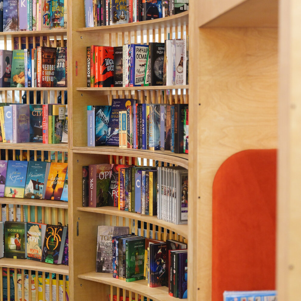 Интерьер «Книжного острова» в ТРК «Лето»