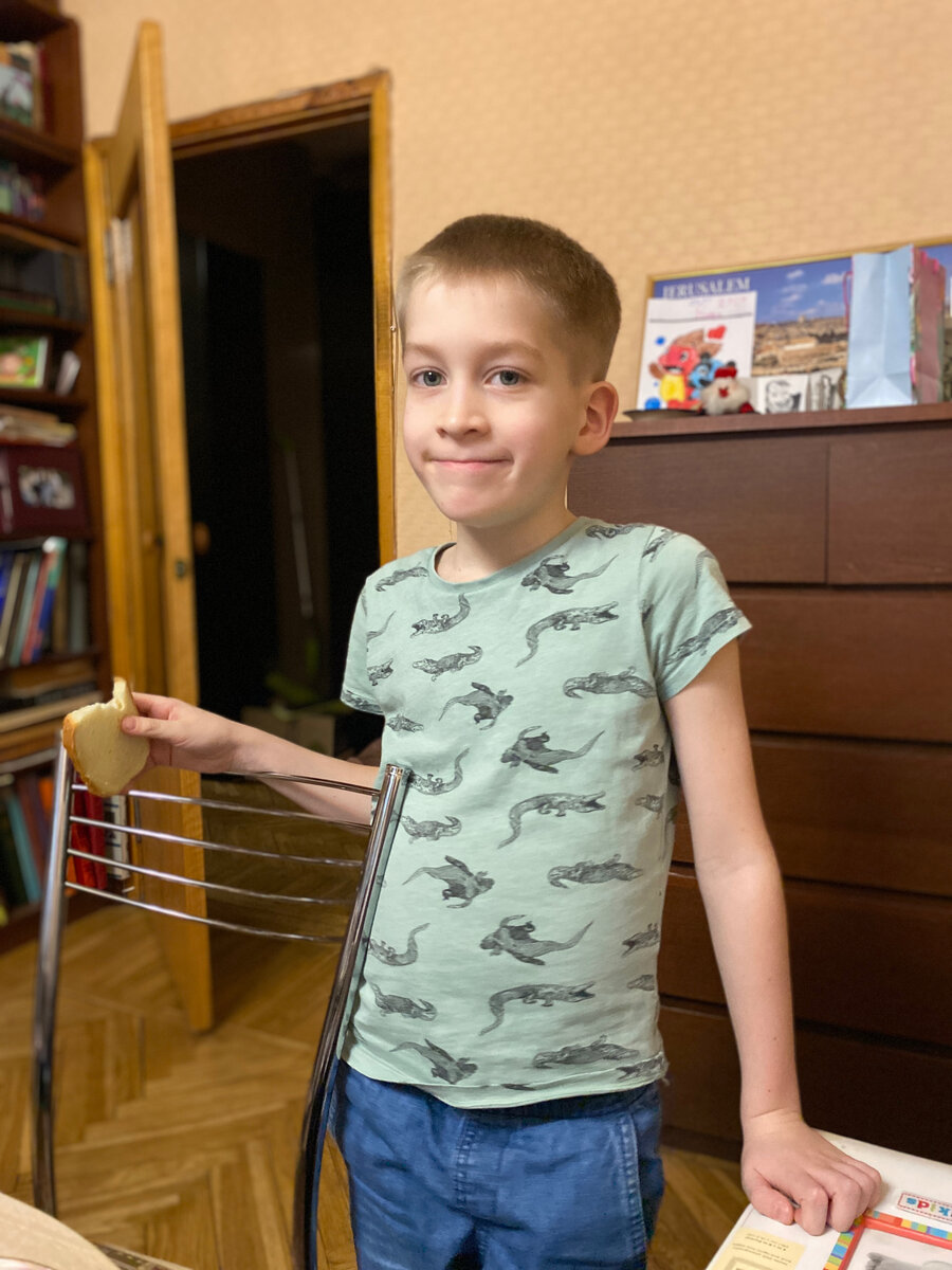 Фото автора. Восьмое марта, на столе у бабушки чего только нет, а Петя предпочитает хлебушек ))