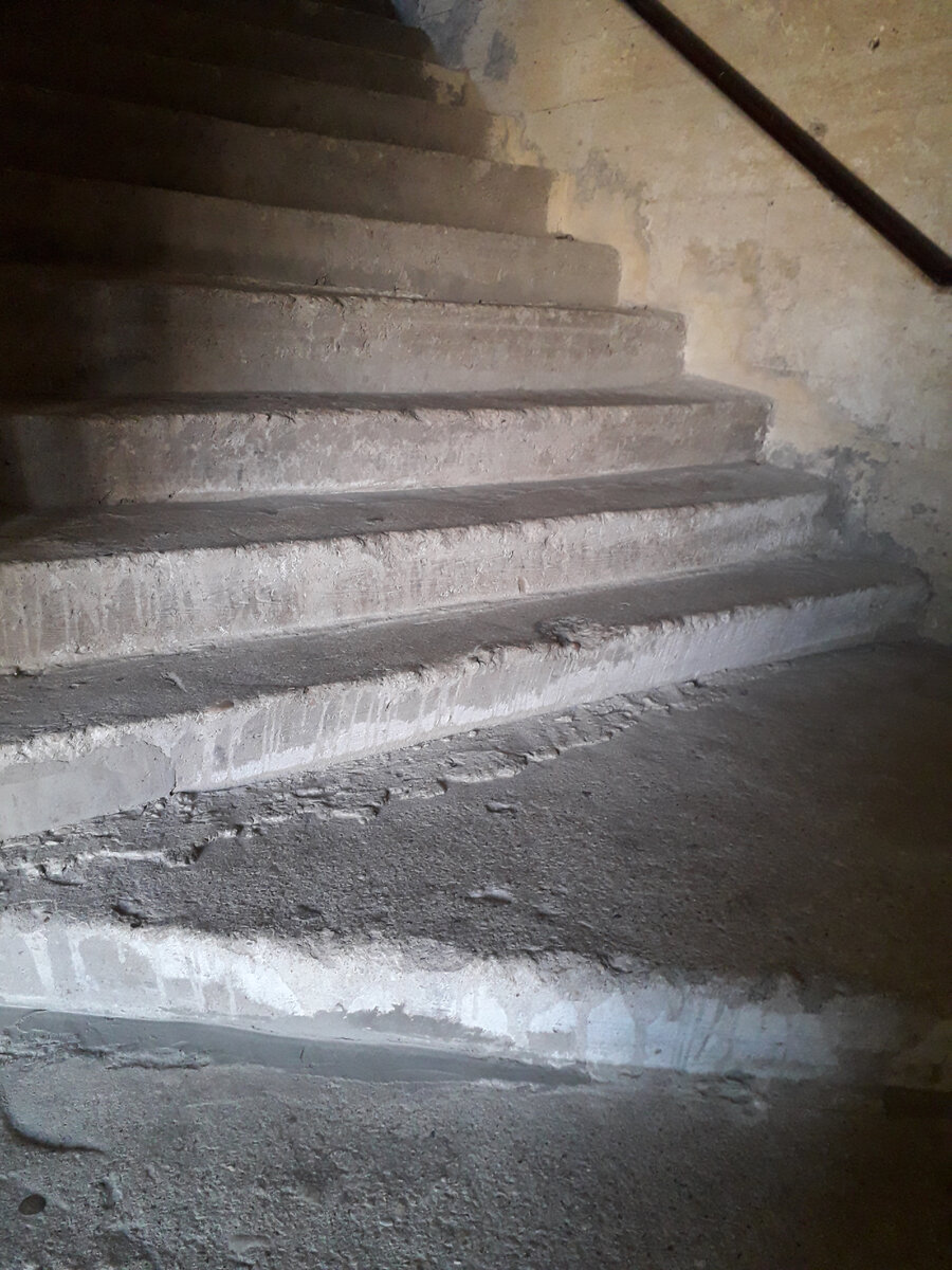 Ступеньки, ведущий в казематы форта (да – так и называются «казематы»; батарея казематированная)