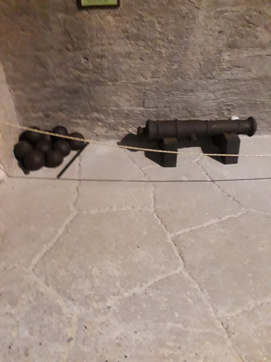 Экспонаты старинные; обратите внимание на стены – тёмные от копоти