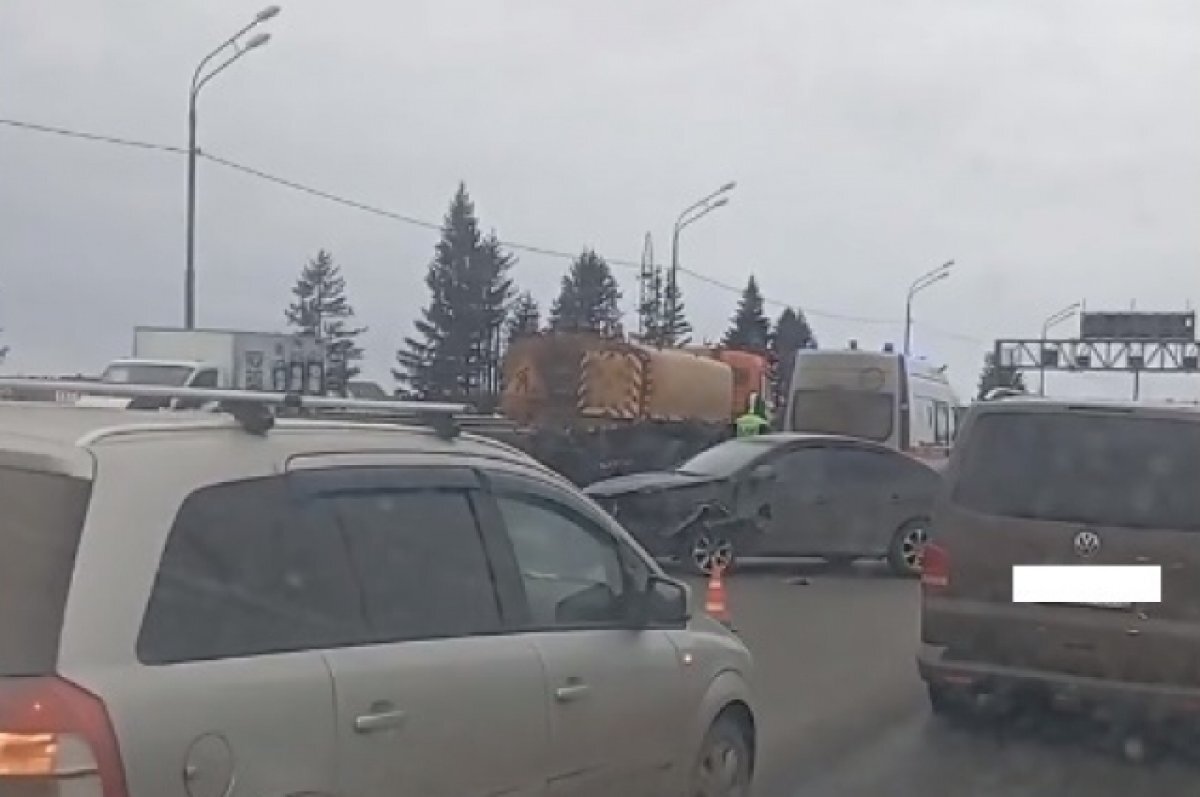    Под Тверью автомобилисты встали в пробку из-за ДТП с участием спецтехники