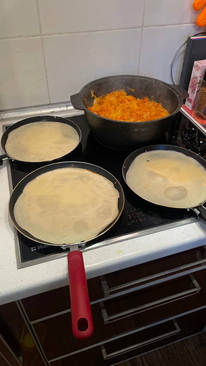 Три сковородки - оптимальный режим. Хочется, конечно, новую блинную сковородку, но пока обхожусь этими 😁