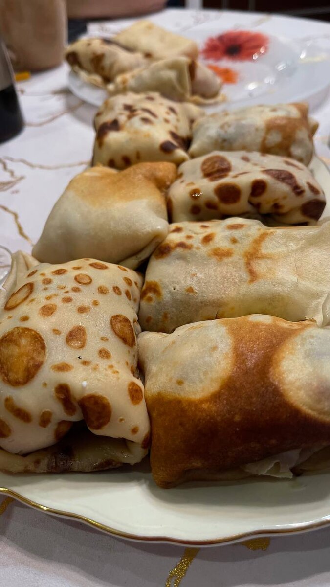 Начинку заворачиваю в блин и немного подпекаю на отдельной сковороде. Чтобы не разворачивались)