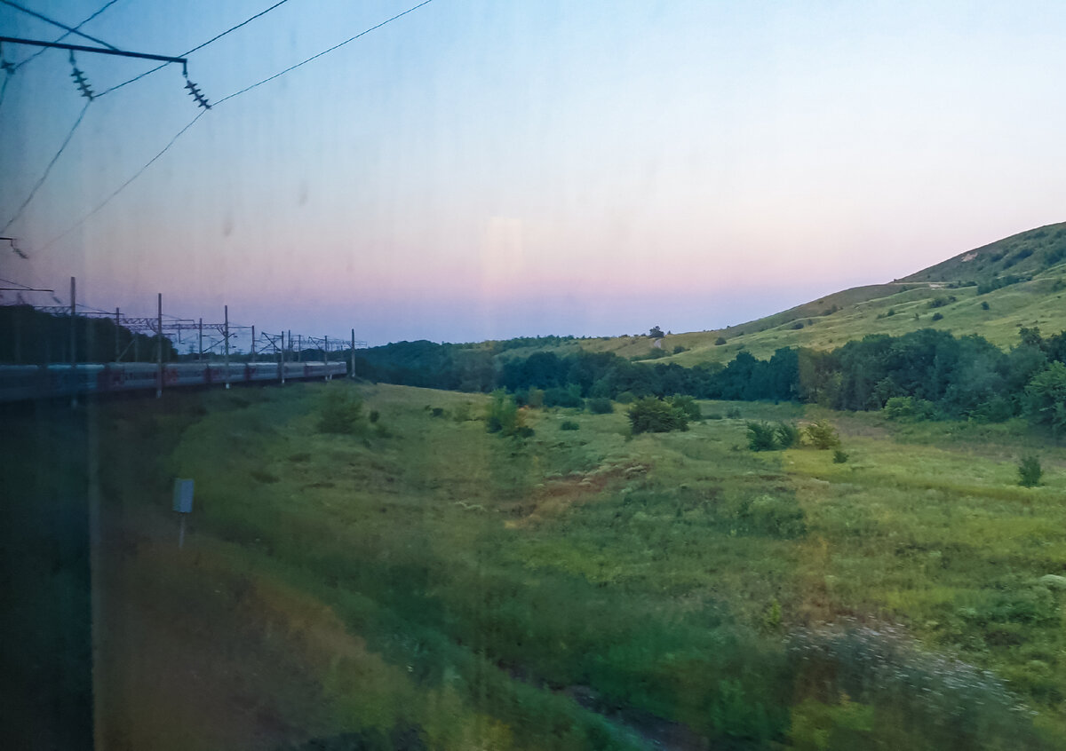 Забрызганное дождями и дорожной пылью вагонное стекло не портило впечатления от увиденного, а наоборот, придавало романтики самому путешествию.