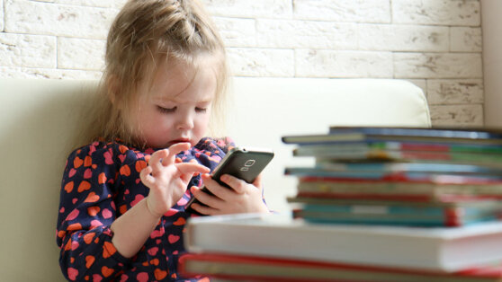    В Госдуме отреагировали на идею приравнять гаджеты к алкоголю и разрешить их только с 18 лет Роман Захаров