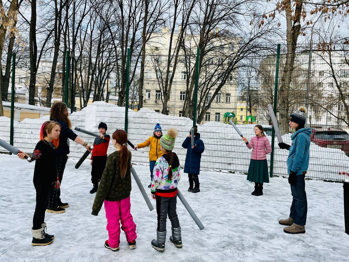 50/50% девочек и мальчиков