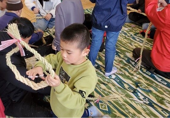 Изготовление украшений из симэнавы. Фото с сайта: https://www.aso-denku.jp/english/2023/12/crafting-shimenawa-decorations-in-preparation-for-new-year/
