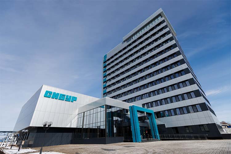    Сегодня Рустам Минниханов осмотрел центр экспертной поддержки бизнеса компании «СИБУР», который работает в реконструированном и обновленном здании бывшего заводоуправления КОСа. Это первый объект делового квартала СИБУРА Фото: Сергей Елагин