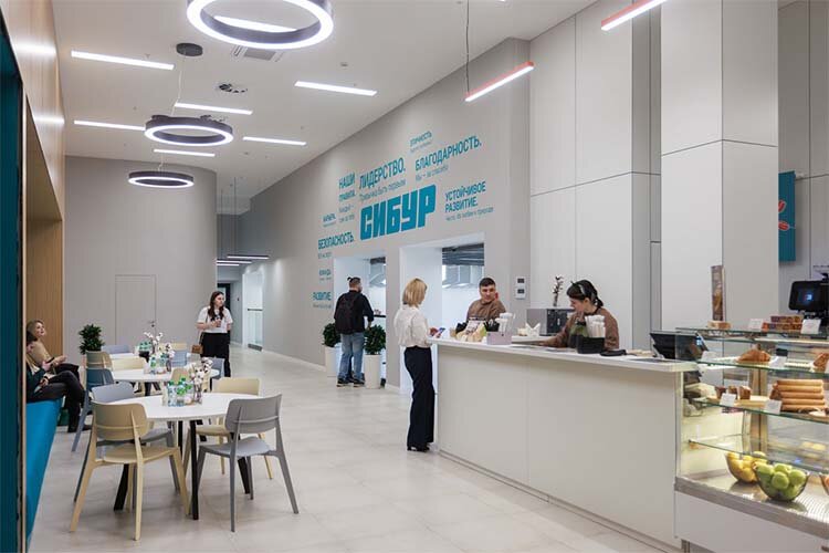    В офисном пространстве изменено функциональное зонирование: на каждом этаже оборудованы переговорные, кофе-румы, гардероб для верхней одежды Фото: Сергей Елагин