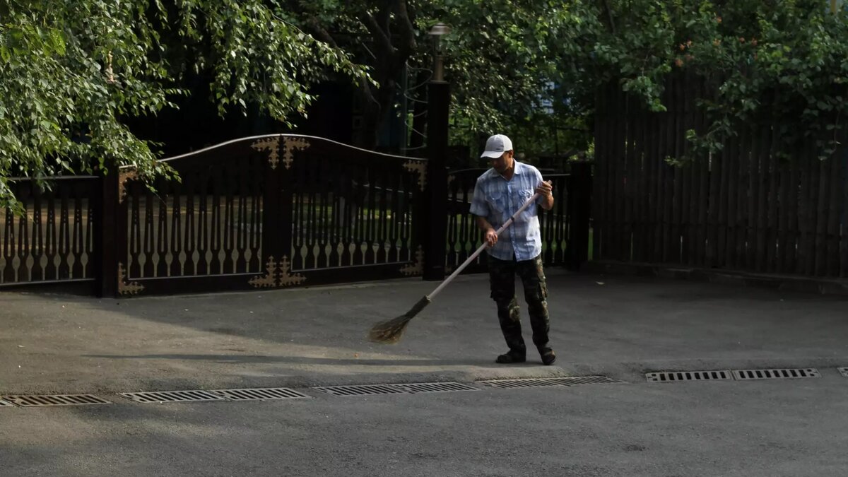     Ростову потребуется более 700 дворников и 100 единиц спецтехники, чтобы закончилась зима, об этом сообщил глава администрации Алексей Логвиненко.