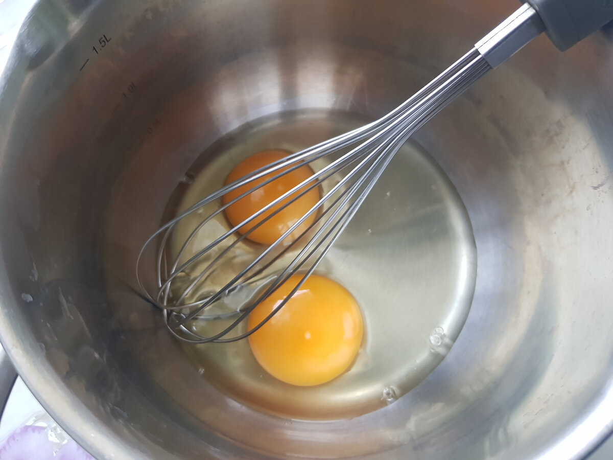 взбиваем два яйца