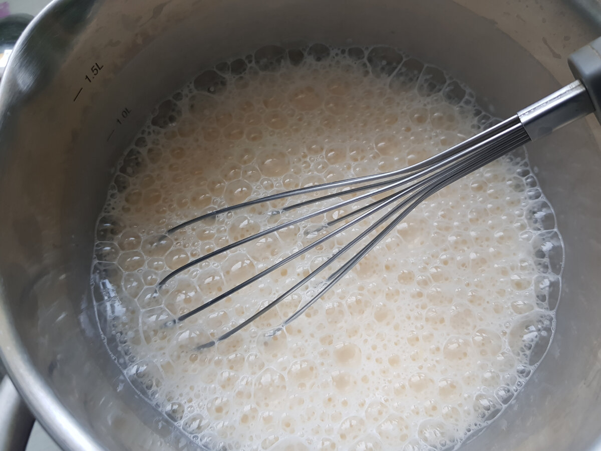 в эту смесь, добавляем муку и получаем нужную консистенцию теста