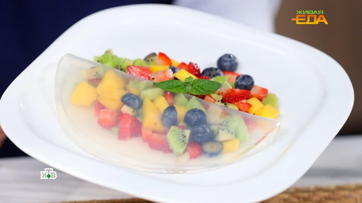    Прозрачный блин с ягодами и фруктами