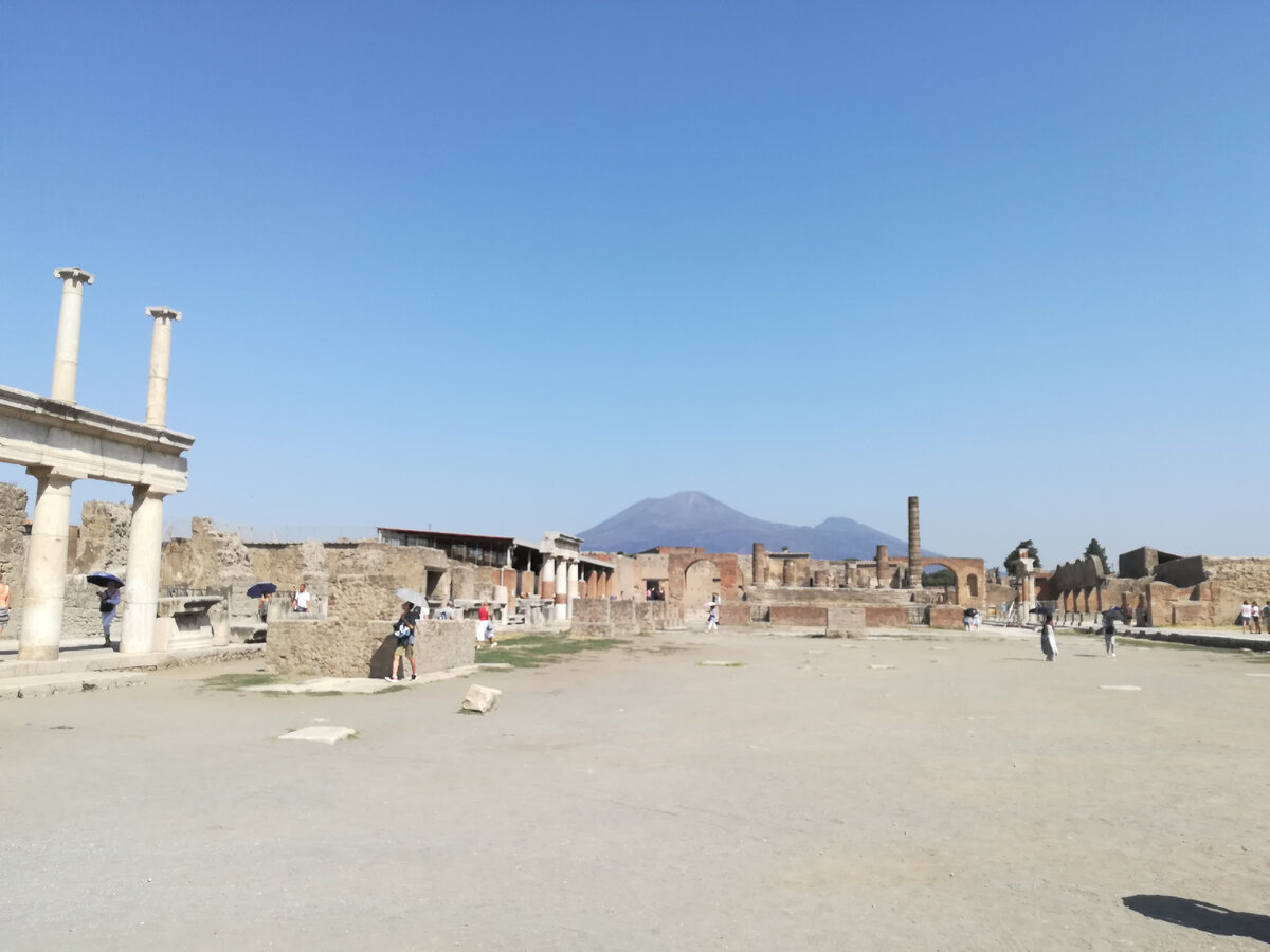 Помпеи на фоне Везувия.
