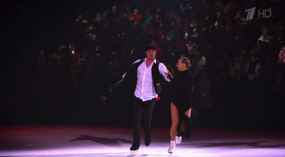 Роман Костомаров на протезах с Оксаной Домниной на льду на шоу Ильи Авербуха