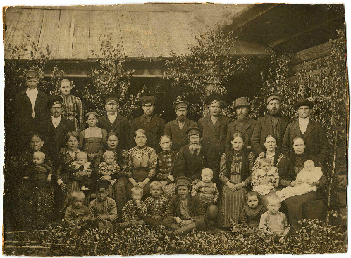 Большая семья Матвея Кузьмича Елфимова. 1915 год