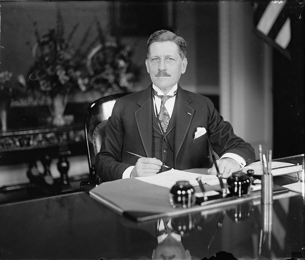 А зачем я планирую вторжение в Канаду и ковровые бомбардировки британских городов, если «демократии между собой не воюют»?