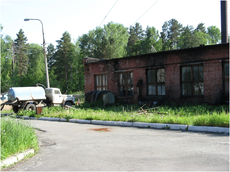 Трудяга "Голубой вагон" отдыхает у кочегарки. Фото автора.