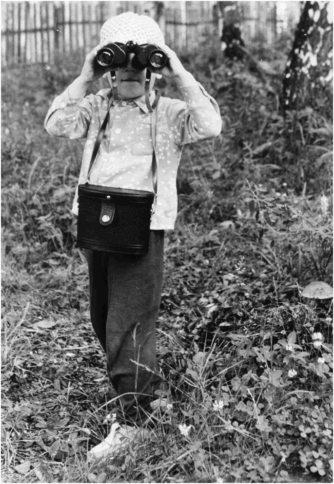 Леша смотрит в бинокль вдаль, а гриб - под ногами. Взгляните на правый обрез кадра. Фото автора.
