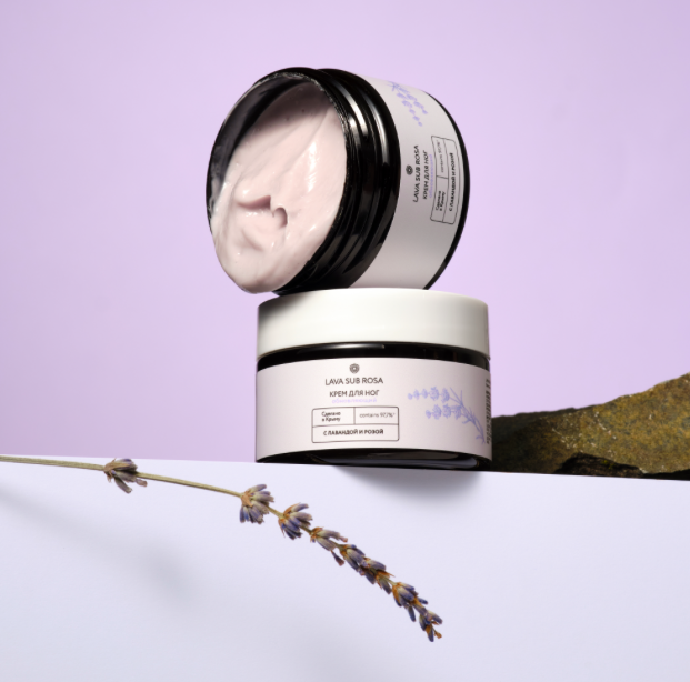 Крем устраняет отеки, улучшает кровообращение. Жирные масла авокадо, ши и кокоса питают, смягчают кожу. Экстракт лаванды заживляет, оказывает бактерицидное действие.