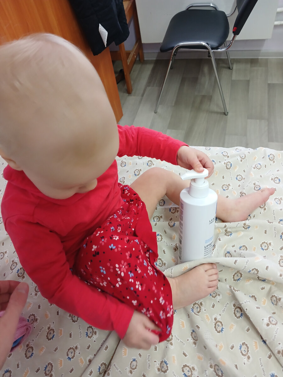 Мажет себя