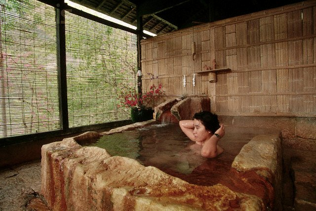  Религия в Японии всегда тесно была связана с купанием. Для японцев посещение бани является неким религиозным обрядом или традицией.